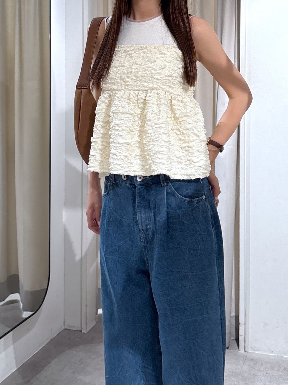 ベージュ系のパンプス、ブルー系のその他パンツ、ブラウン系のハンドバッグを着用したレディースの夏コーディネートの3枚目の写真