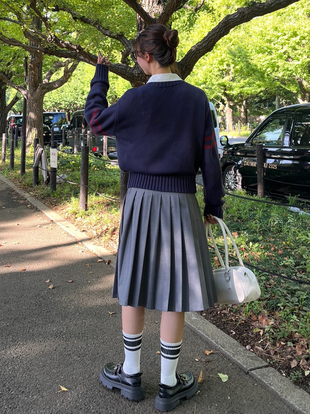 「レザー、秋っぽコーデ更新中、お出かけコーデ、秋コーデ、レイヤードスタイル、カジュアル、カジュアルコーデ、休日スタイル、ゆるコーデ」｜「FREE'S MARTの◆ビッグポケットショート丈シャツ（シャツ/ブラウス、ホワイト系）」を使った、miyuさん（レディース・164cm）の秋コーディネートの3枚目の写真