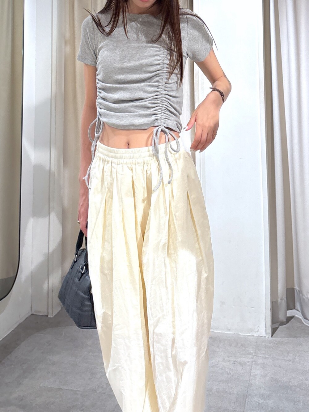 グレー系のTシャツ/カットソー、ブラック系のトートバッグを着用したレディースの夏コーディネートの2枚目の写真