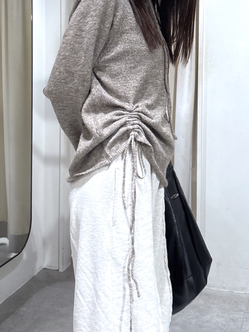 ホワイト系のスウェットパンツ、ブラウン系のトートバッグ、ブラウン系のニット/セーターを着用したレディースの冬コーディネートの4枚目の写真