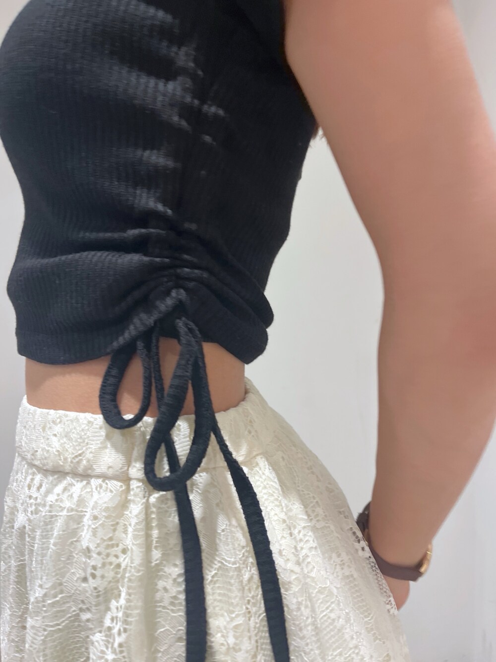 ホワイト系のスカート、ブラック系のハンドバッグ、ブラック系のTシャツ/カットソーを着用したレディースの秋コーディネートの4枚目の写真