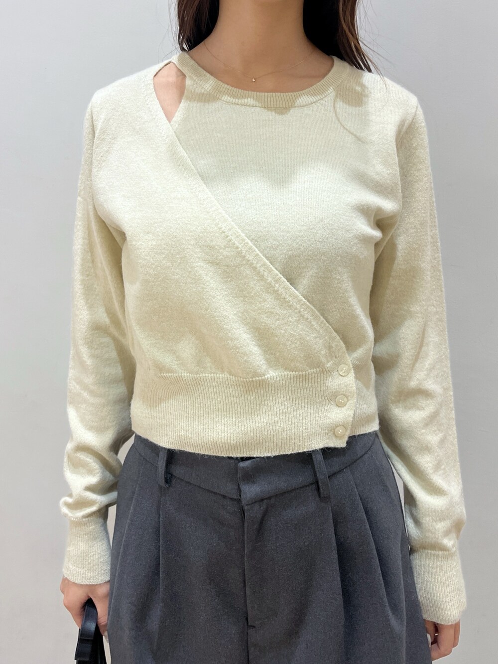 グレー系のその他パンツ、ホワイト系のニット/セーター、ブラック系のショルダーバッグを着用したレディースの冬コーディネートの4枚目の写真