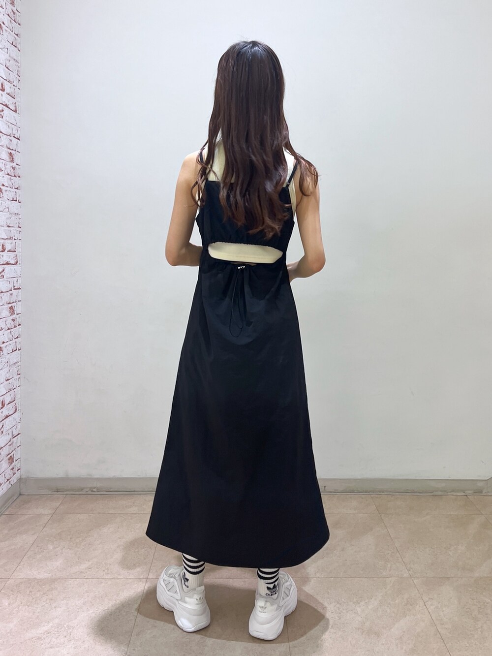 ホワイト系のタンクトップ、ブラック系のワンピース、ホワイト系のハンドバッグを着用したレディースの夏コーディネートの2枚目の写真