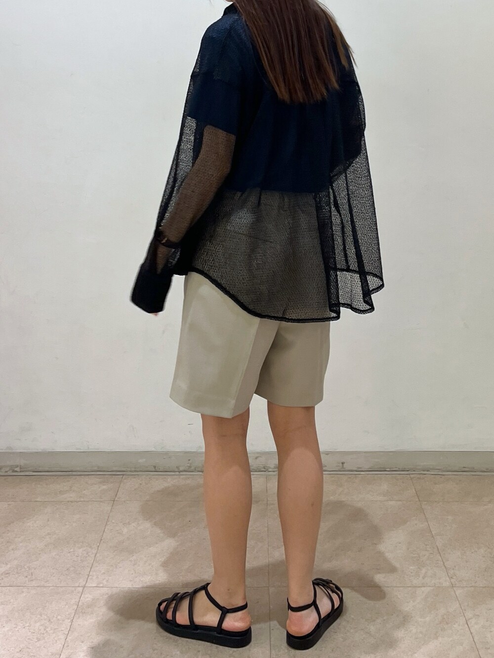 ベージュ系のその他パンツ、ブラック系のサンダル、ブルー系のTシャツ/カットソーを着用したレディースの夏コーディネートの2枚目の写真