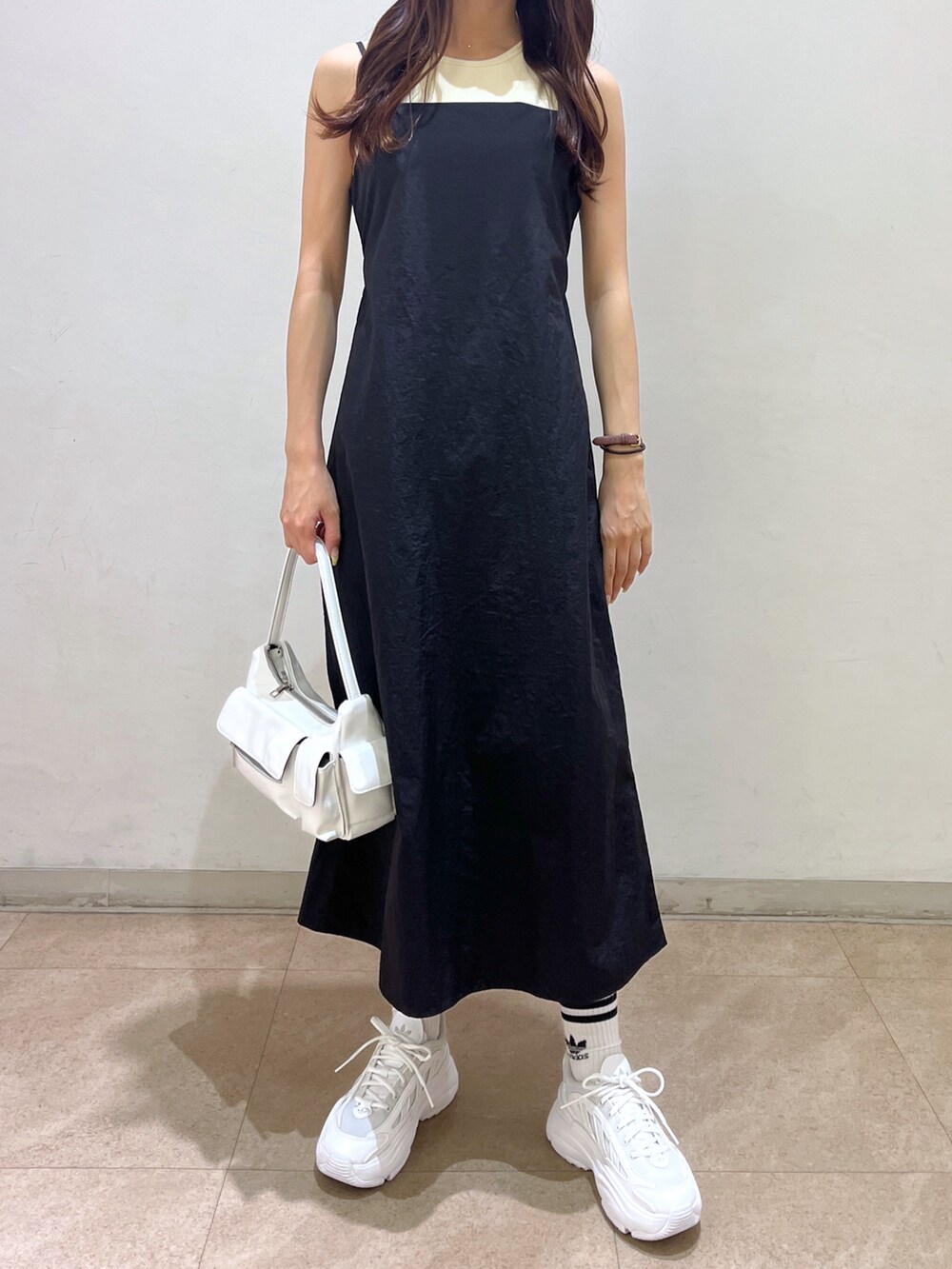 ホワイト系のタンクトップ、ブラック系のワンピース、ホワイト系のハンドバッグを着用したレディースの夏コーディネートの3枚目の写真