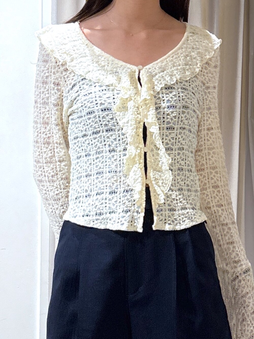 ブルー系のその他パンツ、ブラック系のショルダーバッグ、ホワイト系のシャツ/ブラウスを着用したレディースの春コーディネートの2枚目の写真