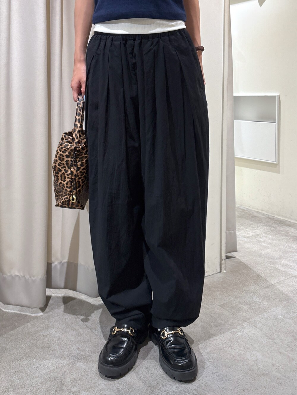 ブルー系のTシャツ/カットソー、ブラウン系のショルダーバッグを着用したレディースの夏コーディネートの3枚目の写真