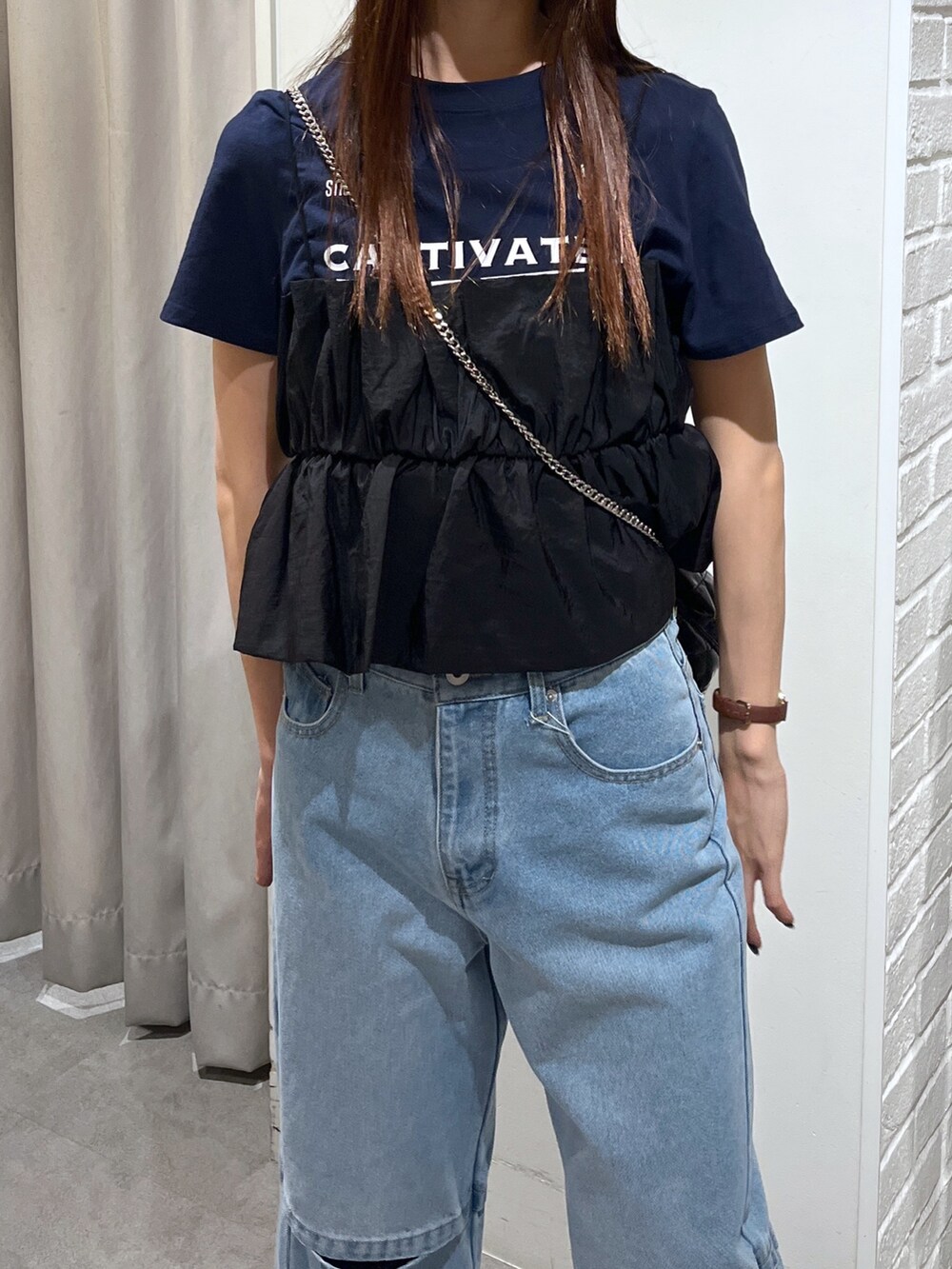 シルバー系のパンプス、ブルー系のデニムパンツ、ブルー系のTシャツ/カットソーを着用したレディースの夏コーディネートの3枚目の写真