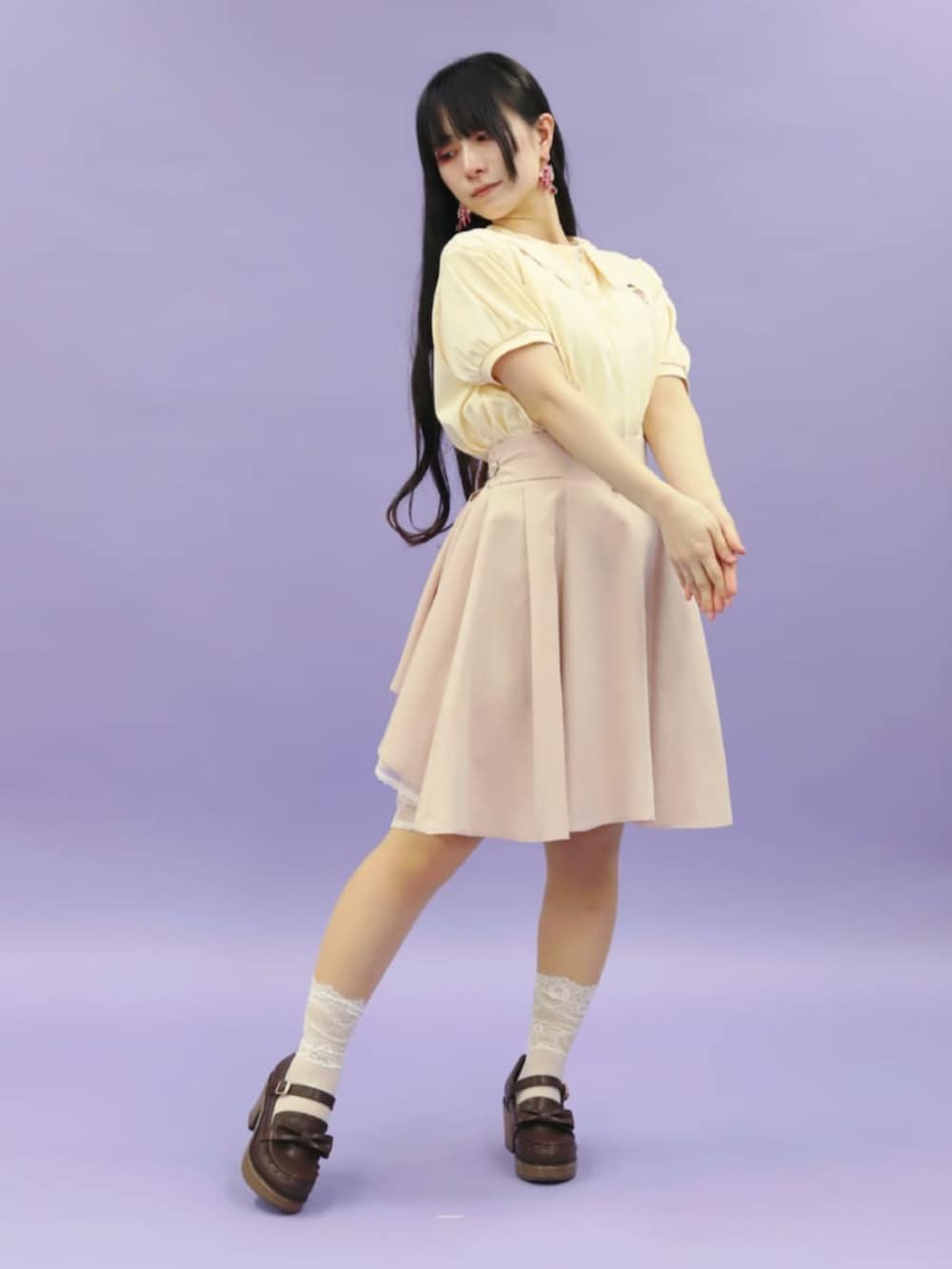 「axes femme、axes femme POETIQUE、デートコーデ、ミニスカート、韓国ファッション、夏コーデ、スカートスタイル、夏コーデ、150cm台コーデ、フリル、カジュアルガーリー、カジュアルガーリーコーデ」｜「axes femme POETIQUEのガーリーリボンローファー（ローファー、ブラウン系）」を使った、ありさん（レディース・155cm）の夏コーディネートの2枚目の写真