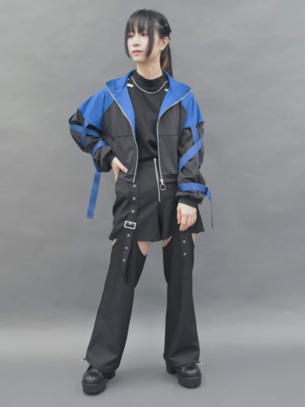 「axes femme、axes femme POETIQUE、ブーツ、お出かけコーデ、パーカー、ミリタリー、ミリタリーコーデ、セパレート、セパレートパンツ、サブカル、サブカル女子」｜「axes femme POETIQUEのレースアップミドルブーツ（ブーツ、ブラック系）」を使った、ありさん（レディース・155cm）の秋コーディネートの3枚目の写真