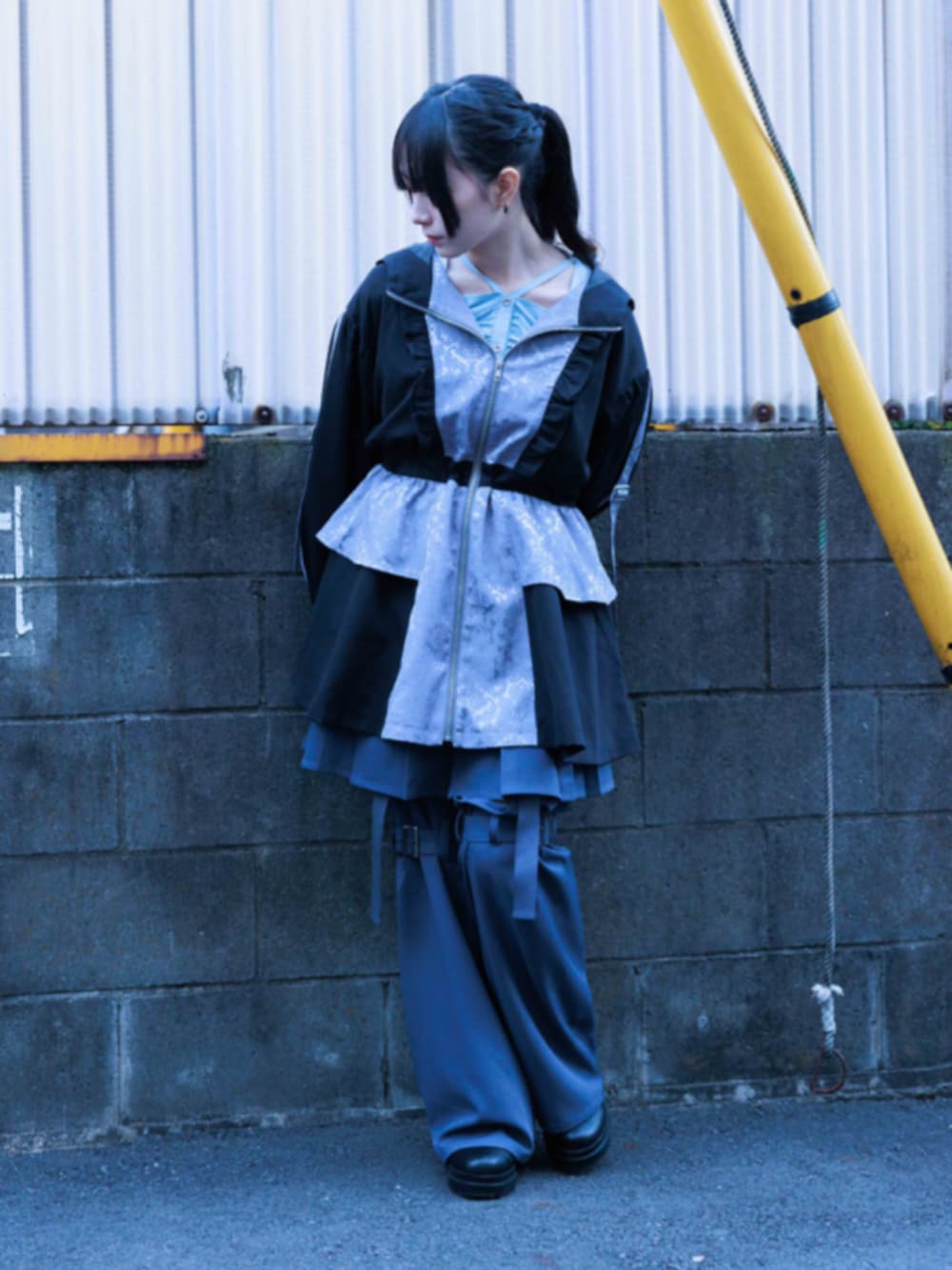 「axes femme、axes femme POETIQUE、春色、春服、レイヤードスタイル、春夏コーデ、グレー、リボン、シャツ、サブカル、サブカル地雷、スポーツmix、スポーツミックス」｜「axes femme POETIQUEのジャカード切替ブルゾン（ブルゾン、グレー系）」を使った、ありさん（レディース・155cm）の春コーディネートの3枚目の写真