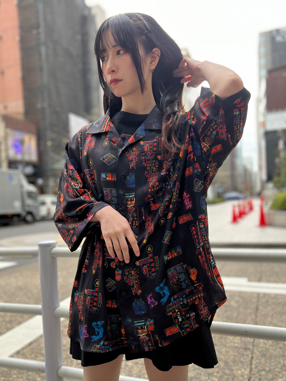 「axes femme、AXES-X、axes femme POETIQUE、サブカル、柄シャツ、柄、ネオン、メンズアイテム、メンズシャツ、Tシャツ、ミニ丈、ショートパンツ、キュロット、ブラック、黒」｜「AXES-Xの香港ネオンアロハ（シャツ/ブラウス、ブラック系）」を使った、ありさん（レディース・155cm）の春コーディネートの3枚目の写真