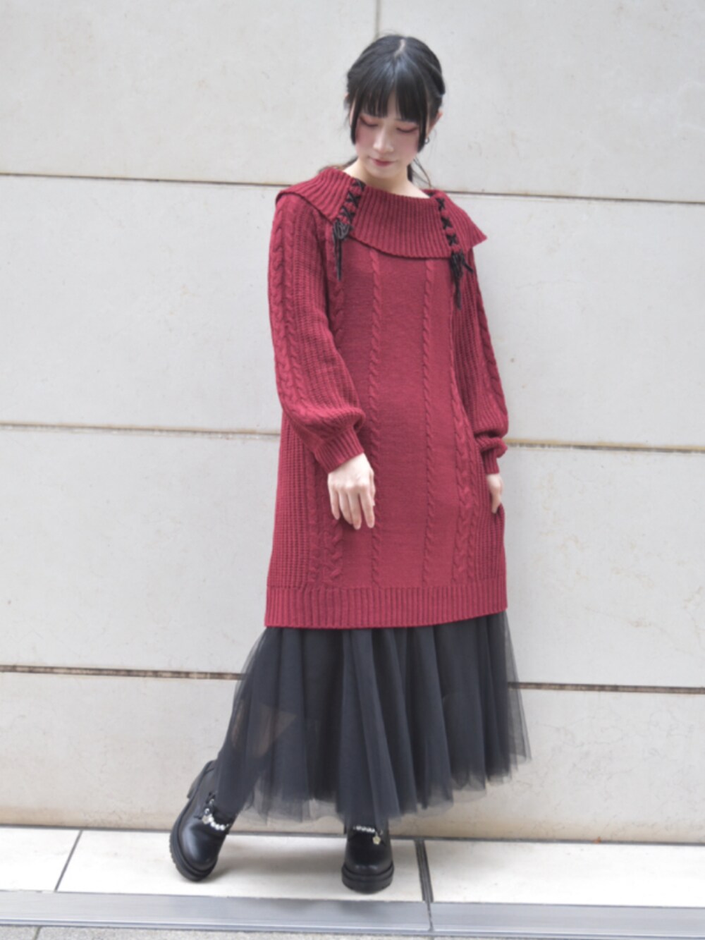 「axes femme、低身長、低身長コーデ、低身長女子、冬コーデ、お出かけコーデ、ブーツ、ニット、あったかコーデ、赤ニット、ニットチュニック、定番アイテム、定番」｜「axes femmeのロングチュールスカート（スカート、ブラック系）」を使った、ありさん（レディース・155cm）の秋コーディネートの4枚目の写真