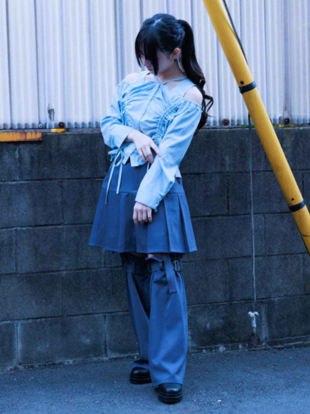 「axes femme、axes femme POETIQUE、春色、春服、レイヤードスタイル、春夏コーデ、グレー、リボン、シャツ、サブカル、サブカル地雷、スポーツmix、スポーツミックス」｜「axes femme POETIQUEのジャカード切替ブルゾン（ブルゾン、グレー系）」を使った、ありさん（レディース・155cm）の春コーディネートの6枚目の写真