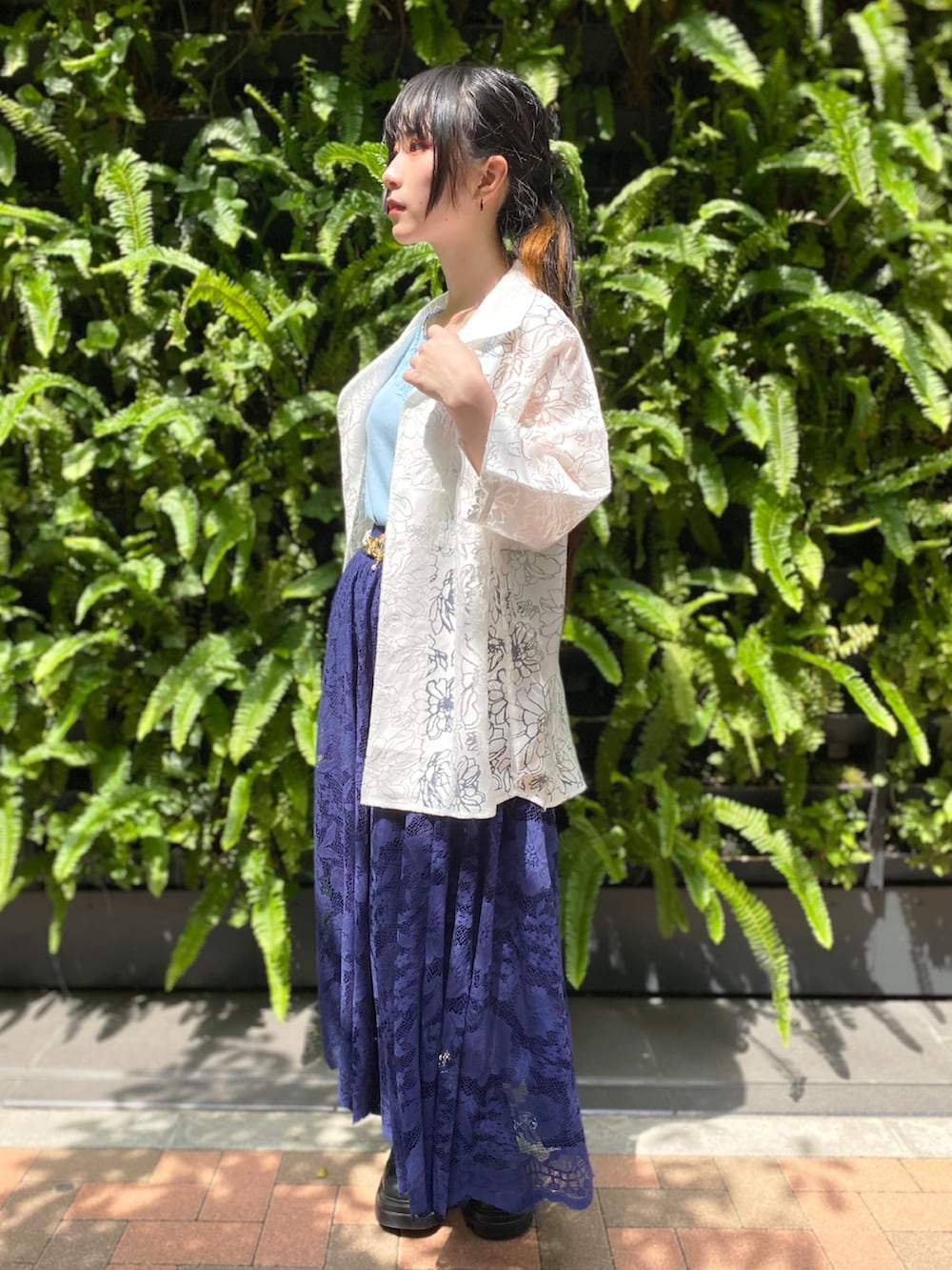 「axes femme、AXES-X、低身長、低身長コーデ、150cm台コーデ、さらっと晴れやかスナップ、お出かけコーデ、大人カジュアルコーデ、夏コーデ、ブルー、シアートップス、タンクトップ、厚底シューズ」｜「AXES-Xのオパールフラワーシャツ（シャツ/ブラウス、ホワイト系）」を使った、ありさん（レディース・155cm）の夏コーディネートの3枚目の写真