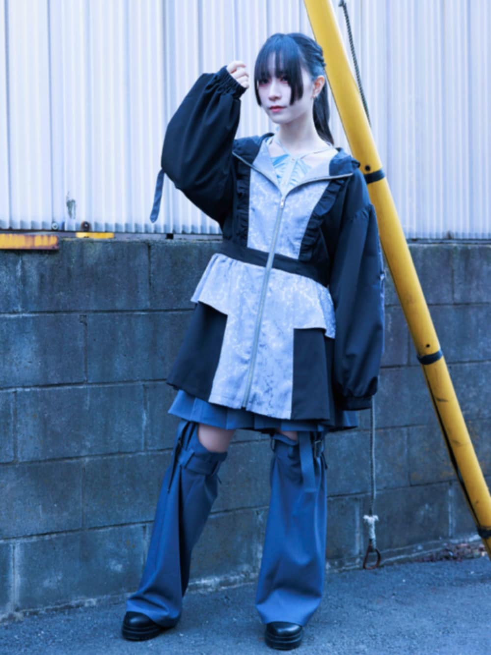 「axes femme、axes femme POETIQUE、春色、春服、レイヤードスタイル、春夏コーデ、グレー、リボン、シャツ、サブカル、サブカル地雷、スポーツmix、スポーツミックス」｜「axes femme POETIQUEのジャカード切替ブルゾン（ブルゾン、グレー系）」を使った、ありさん（レディース・155cm）の春コーディネートの2枚目の写真
