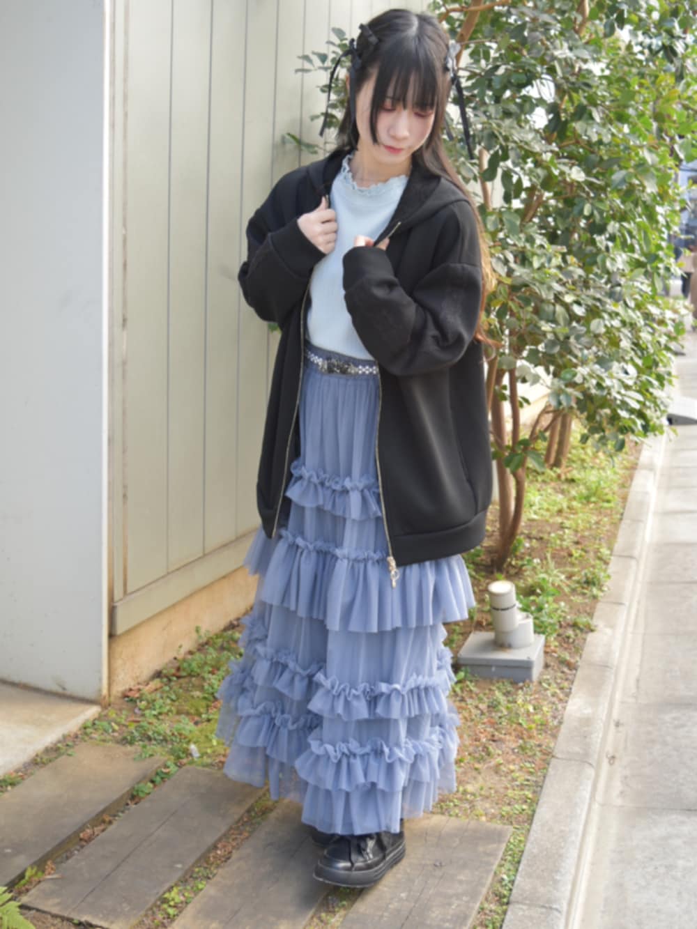 「axes femme、カジュアルスタイル、春カラー、ラクチンコーデ、ブルーコーデ、スカートスタイル、カジュアル、カジュアルコーデ」｜「axes femmeのフラワーカラーレースリブプルオーバー（Tシャツ/カットソー、ブルー系）」を使った、ありさん（レディース・155cm）の春コーディネートの4枚目の写真