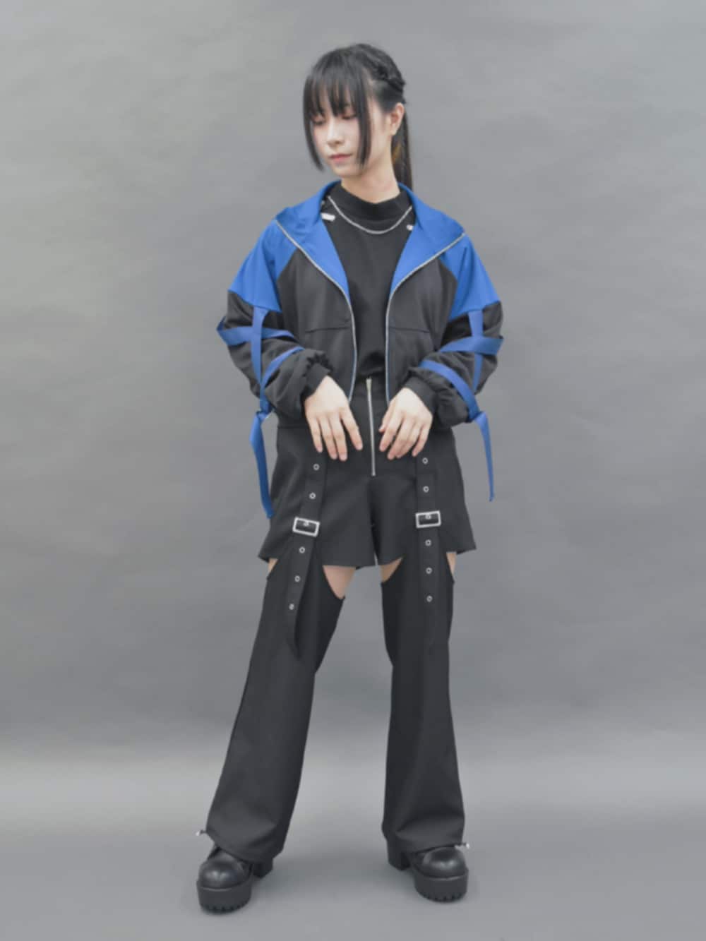 「axes femme、axes femme POETIQUE、ブーツ、お出かけコーデ、パーカー、ミリタリー、ミリタリーコーデ、セパレート、セパレートパンツ、サブカル、サブカル女子」｜「axes femme POETIQUEのレースアップミドルブーツ（ブーツ、ブラック系）」を使った、ありさん（レディース・155cm）の秋コーディネートの4枚目の写真