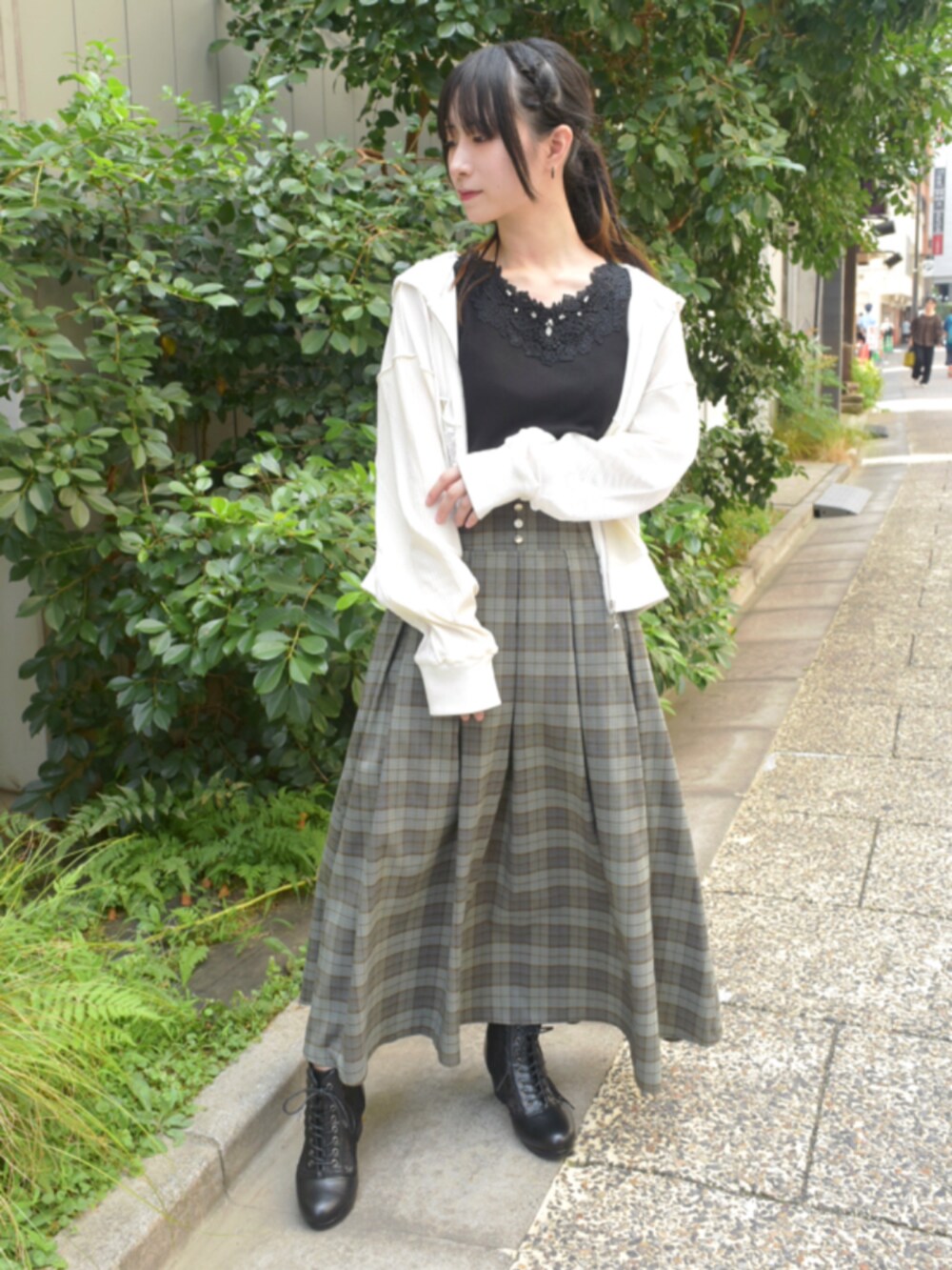「axes femme、低身長、低身長コーデ、秋服準備はじめました、秋服コーデ、大人カジュアル、デートコーデ、秋コーデ、チェック、パーカー、ロングスカート、スカートスタイル」｜「axes femmeの吸水速乾フラワーレースタンク（タンクトップ、ブラック系）」を使った、ありさん（レディース・155cm）の秋コーディネートの3枚目の写真