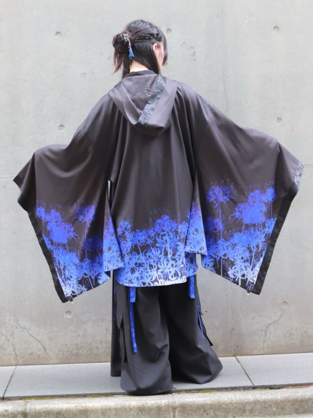 パープル系のその他アウター、パープル系のシャツ/ブラウス、パープル系のTシャツ/カットソーを着用したレディースの秋コーディネートの3枚目の写真