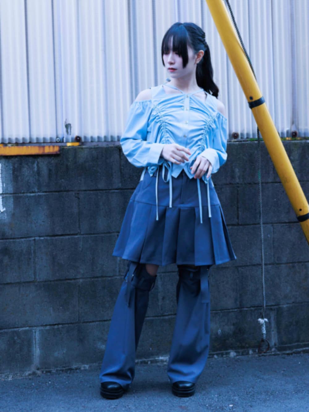 「axes femme、axes femme POETIQUE、春色、春服、レイヤードスタイル、春夏コーデ、グレー、リボン、シャツ、サブカル、サブカル地雷、スポーツmix、スポーツミックス」｜「axes femme POETIQUEのジャカード切替ブルゾン（ブルゾン、グレー系）」を使った、ありさん（レディース・155cm）の春コーディネートの7枚目の写真
