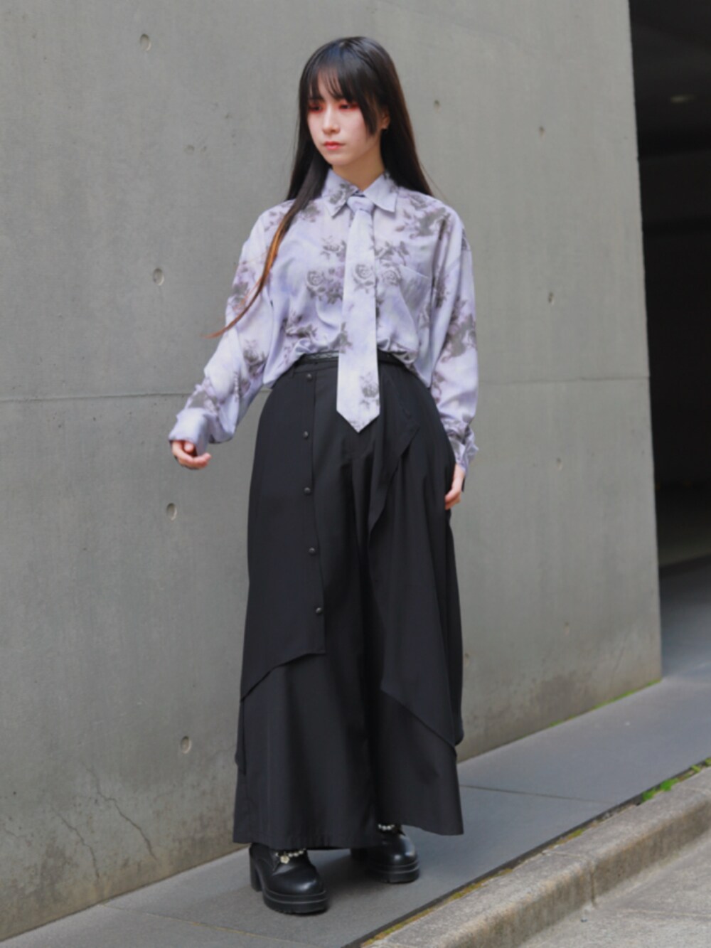 「AXES-X、REZEN、お出かけコーデ、パンツコーデ、春夏コーデ、春アウター、刺繍、ジャケットスタイル、ジャケット、モード、モードスタイル」｜「axes femmeのパールチャーム付ミドルブーツ（ブーツ、ブラック系）」を使った、ありさん（レディース・155cm）の春コーディネートの6枚目の写真