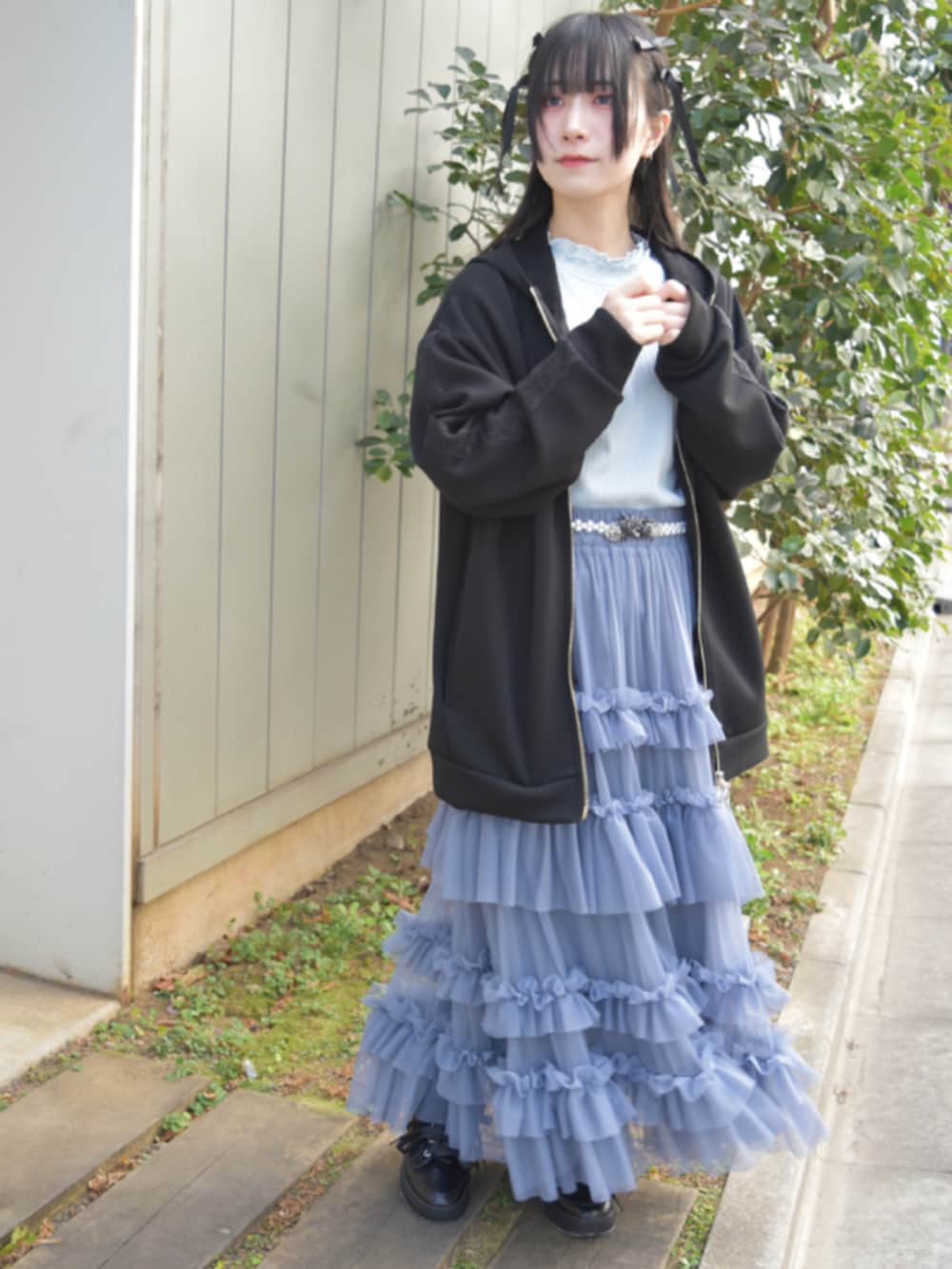 「axes femme、カジュアルスタイル、春カラー、ラクチンコーデ、ブルーコーデ、スカートスタイル、カジュアル、カジュアルコーデ」｜「axes femmeのフラワーカラーレースリブプルオーバー（Tシャツ/カットソー、ブルー系）」を使った、ありさん（レディース・155cm）の春コーディネートの3枚目の写真