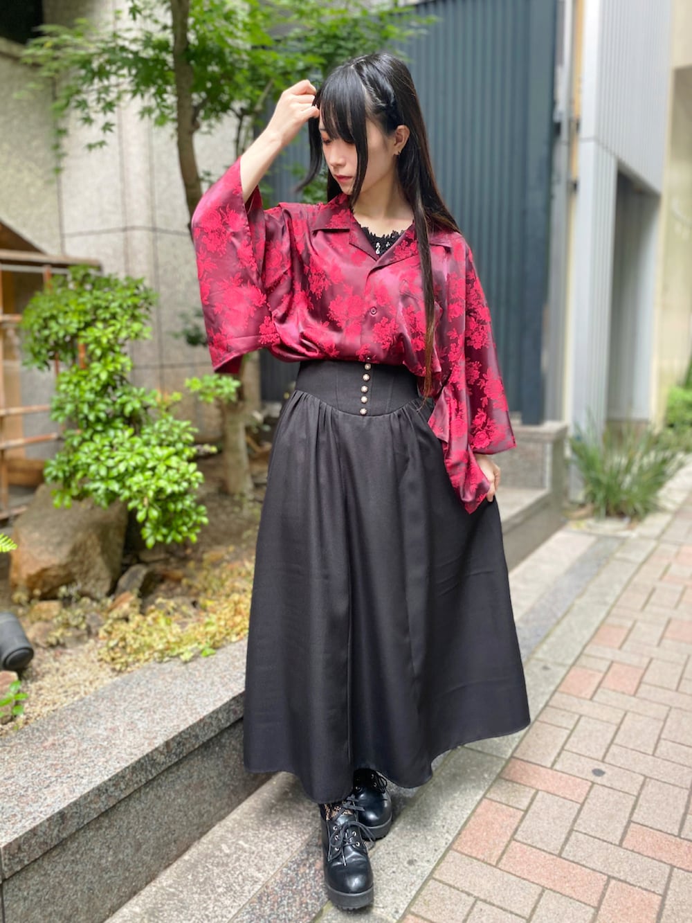 「axes femme、AXES-X、低身長、低身長コーデ、モード、バラ柄、和風、着物袖、開襟シャツ、柄シャツ、和柄、スカート、羽織り、小紋柄、インナー」｜「AXES-Xの花柄ジャカード着物スリーブシャツ（シャツ/ブラウス、レッド系）」を使った、ありさん（レディース・155cm）の夏コーディネートの3枚目の写真