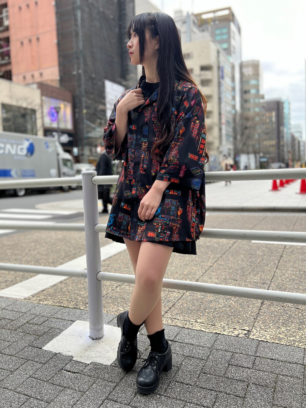 「axes femme、AXES-X、axes femme POETIQUE、サブカル、柄シャツ、柄、ネオン、メンズアイテム、メンズシャツ、Tシャツ、ミニ丈、ショートパンツ、キュロット、ブラック、黒」｜「AXES-Xの香港ネオンアロハ（シャツ/ブラウス、ブラック系）」を使った、ありさん（レディース・155cm）の春コーディネートの2枚目の写真