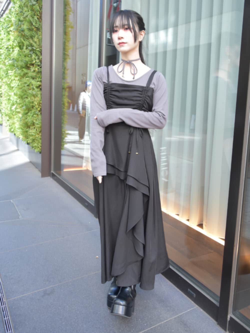 「axes femme、大人かわいい、ワンピーススタイル、キレイめ、お出かけコーデ、キレイめコーデ、キャミワンピ、チョーカー、チョーカートップス、モノトーン、モノトーンコーデ」｜「axes femmeの薔薇エンボス厚底ブーツ（ブーツ、ブラック系）」を使った、ありさん（レディース・155cm）の春コーディネートの2枚目の写真