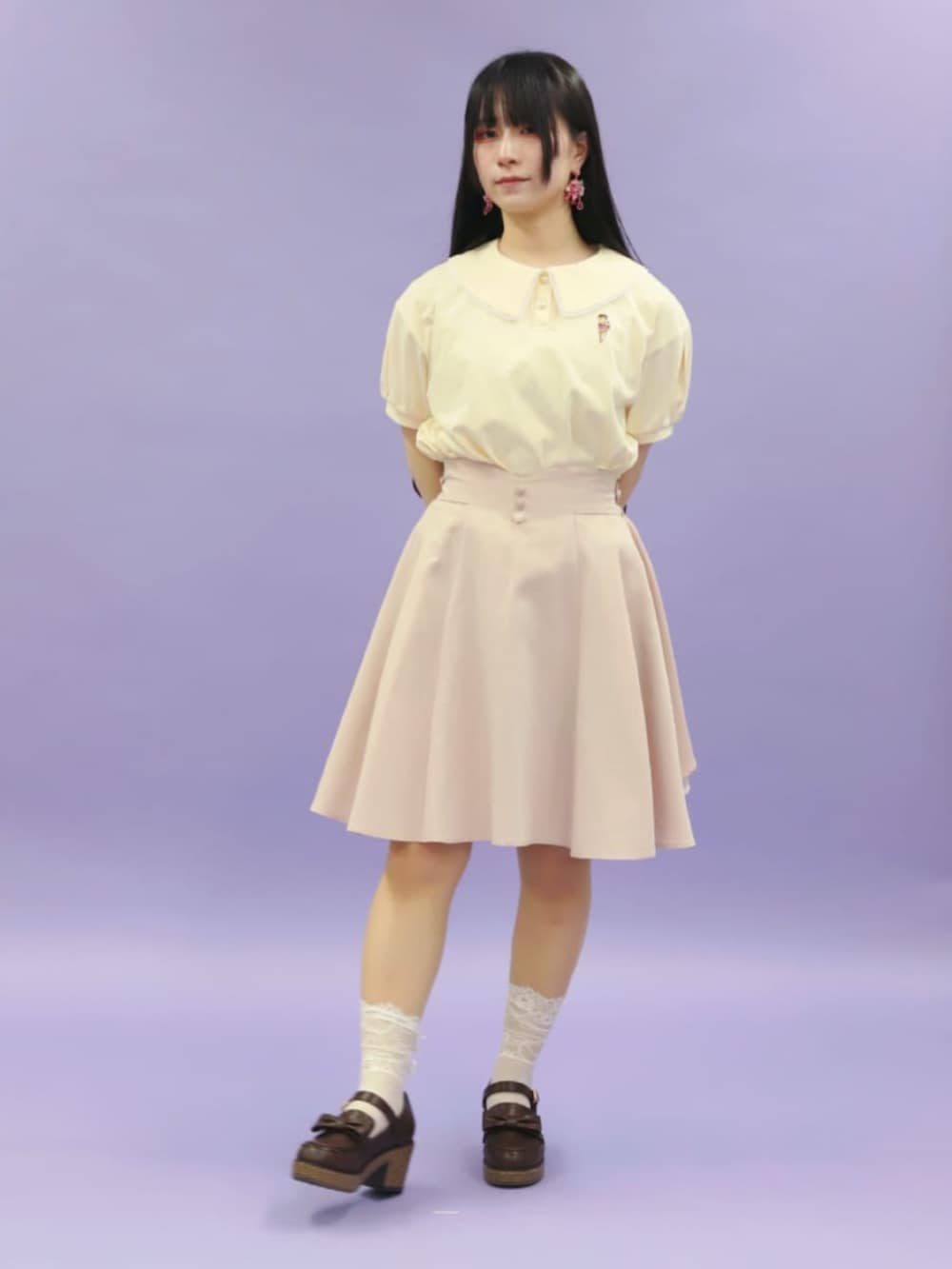 「axes femme、axes femme POETIQUE、デートコーデ、ミニスカート、韓国ファッション、夏コーデ、スカートスタイル、夏コーデ、150cm台コーデ、フリル、カジュアルガーリー、カジュアルガーリーコーデ」｜「axes femme POETIQUEのガーリーリボンローファー（ローファー、ブラウン系）」を使った、ありさん（レディース・155cm）の夏コーディネートの3枚目の写真