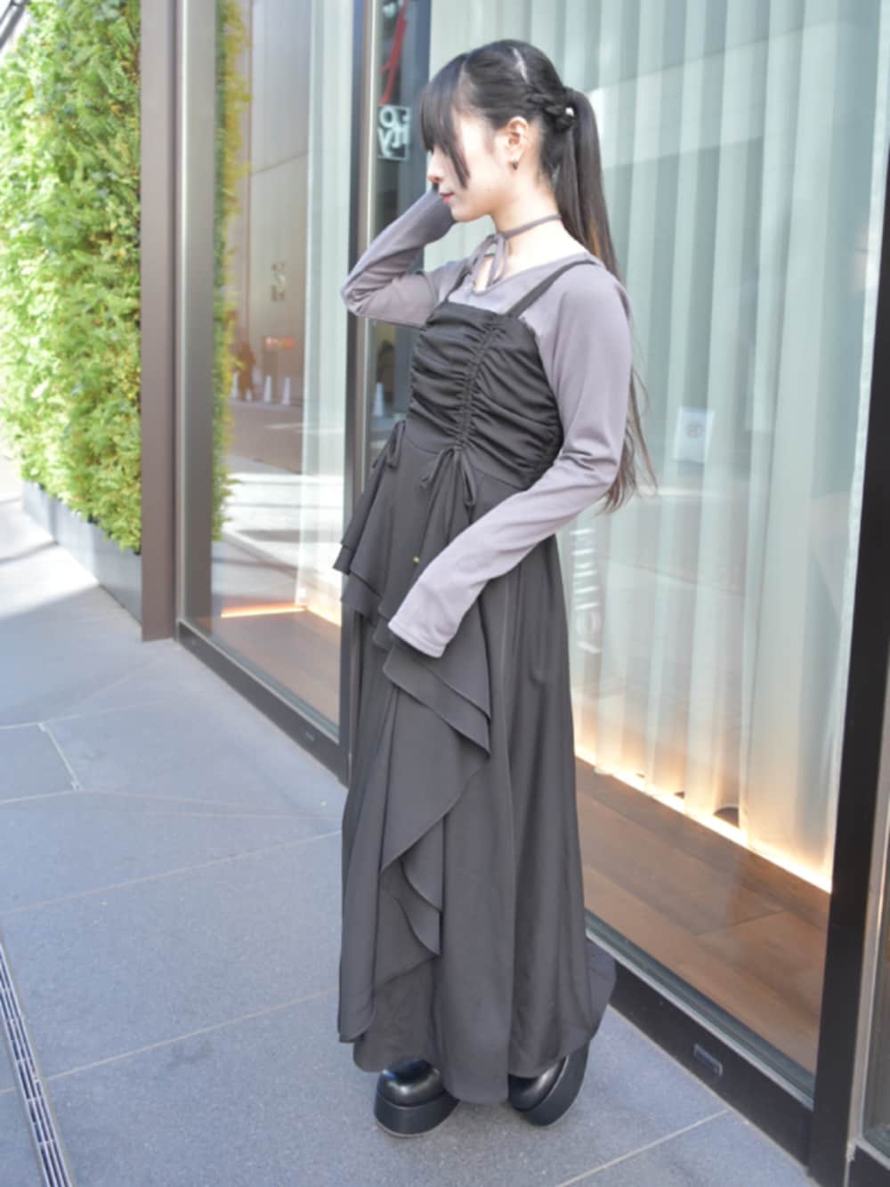 「axes femme、大人かわいい、ワンピーススタイル、キレイめ、お出かけコーデ、キレイめコーデ、キャミワンピ、チョーカー、チョーカートップス、モノトーン、モノトーンコーデ」｜「axes femmeの薔薇エンボス厚底ブーツ（ブーツ、ブラック系）」を使った、ありさん（レディース・155cm）の春コーディネートの3枚目の写真