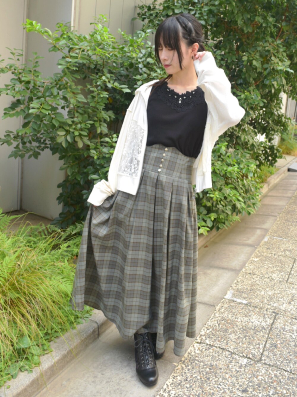 「axes femme、低身長、低身長コーデ、秋服準備はじめました、秋服コーデ、大人カジュアル、デートコーデ、秋コーデ、チェック、パーカー、ロングスカート、スカートスタイル」｜「axes femmeの吸水速乾フラワーレースタンク（タンクトップ、ブラック系）」を使った、ありさん（レディース・155cm）の秋コーディネートの2枚目の写真