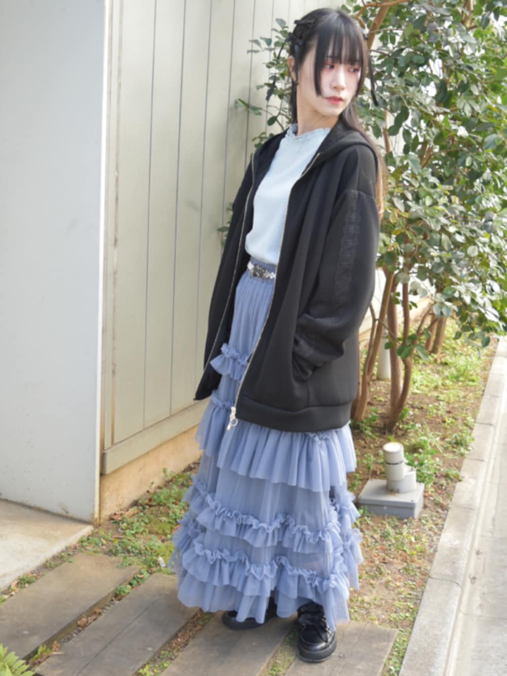 「axes femme、カジュアルスタイル、春カラー、ラクチンコーデ、ブルーコーデ、スカートスタイル、カジュアル、カジュアルコーデ」｜「axes femmeのフラワーカラーレースリブプルオーバー（Tシャツ/カットソー、ブルー系）」を使った、ありさん（レディース・155cm）の春コーディネートの2枚目の写真