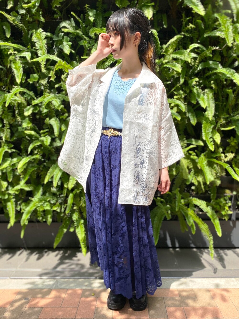 「axes femme、AXES-X、低身長、低身長コーデ、150cm台コーデ、さらっと晴れやかスナップ、お出かけコーデ、大人カジュアルコーデ、夏コーデ、ブルー、シアートップス、タンクトップ、厚底シューズ」｜「AXES-Xのオパールフラワーシャツ（シャツ/ブラウス、ホワイト系）」を使った、ありさん（レディース・155cm）の夏コーディネートの2枚目の写真