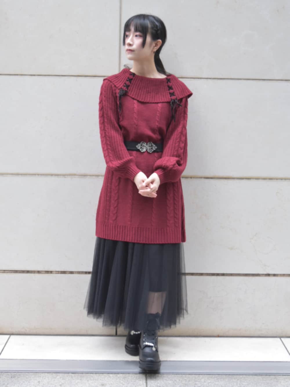 「axes femme、低身長、低身長コーデ、低身長女子、冬コーデ、お出かけコーデ、ブーツ、ニット、あったかコーデ、赤ニット、ニットチュニック、定番アイテム、定番」｜「axes femmeのロングチュールスカート（スカート、ブラック系）」を使った、ありさん（レディース・155cm）の秋コーディネートの2枚目の写真