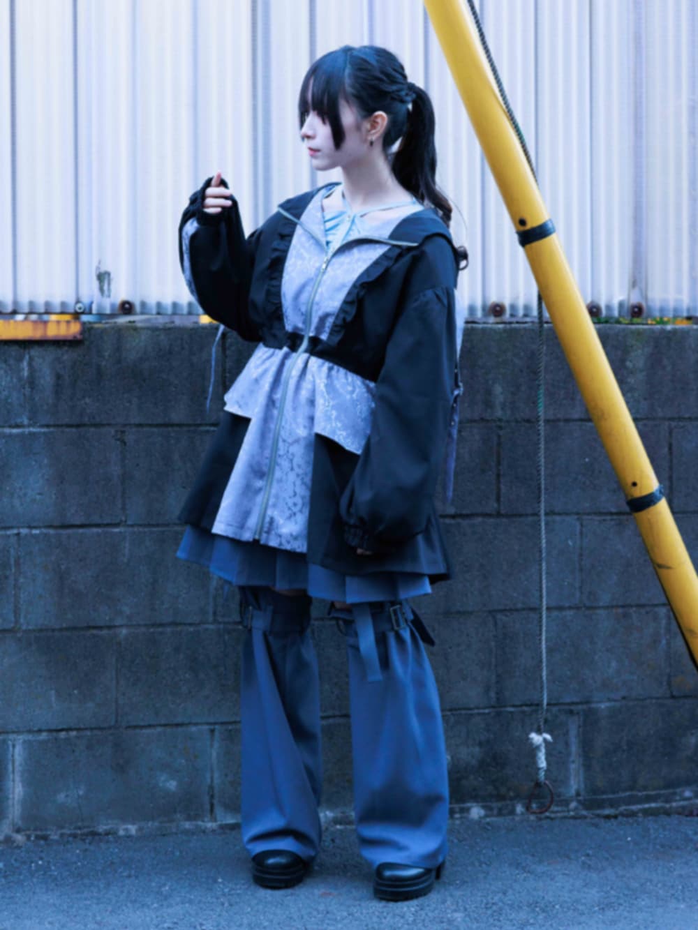 「axes femme、axes femme POETIQUE、春色、春服、レイヤードスタイル、春夏コーデ、グレー、リボン、シャツ、サブカル、サブカル地雷、スポーツmix、スポーツミックス」｜「axes femme POETIQUEのジャカード切替ブルゾン（ブルゾン、グレー系）」を使った、ありさん（レディース・155cm）の春コーディネートの4枚目の写真