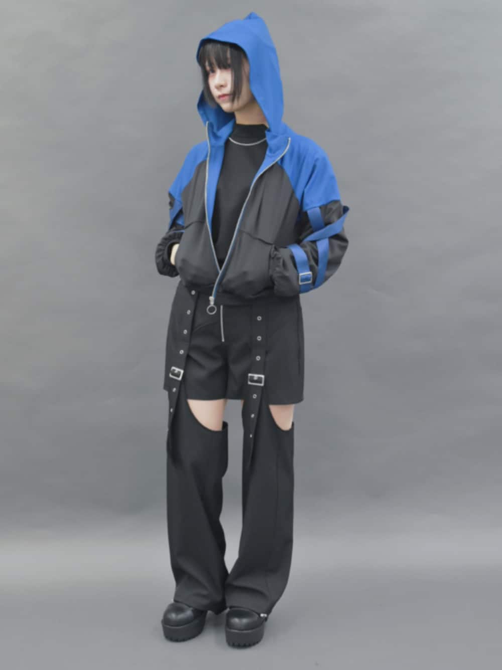 「axes femme、axes femme POETIQUE、ブーツ、お出かけコーデ、パーカー、ミリタリー、ミリタリーコーデ、セパレート、セパレートパンツ、サブカル、サブカル女子」｜「axes femme POETIQUEのレースアップミドルブーツ（ブーツ、ブラック系）」を使った、ありさん（レディース・155cm）の秋コーディネートの2枚目の写真