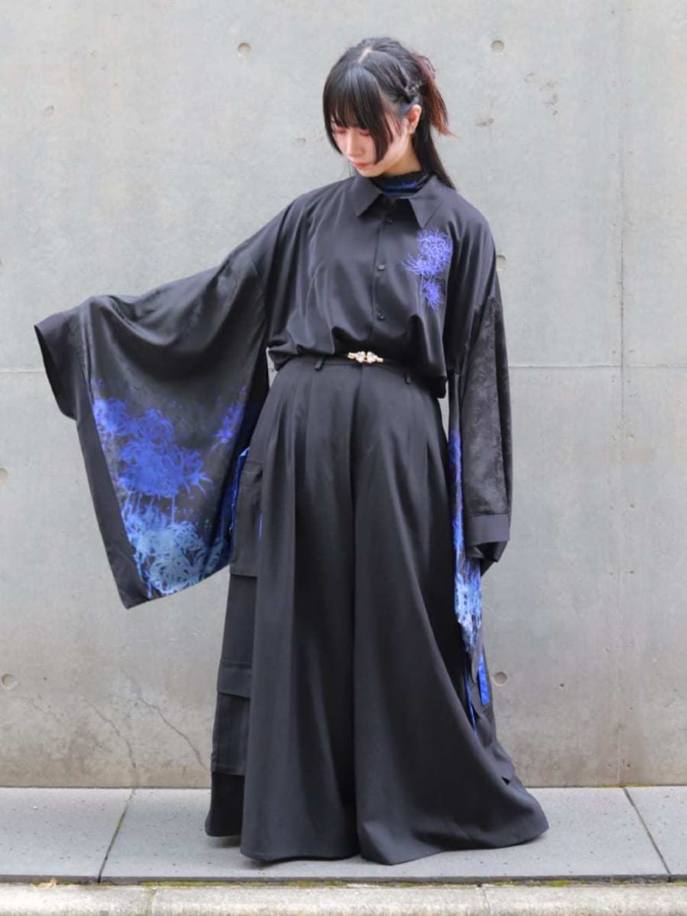 パープル系のその他アウター、パープル系のシャツ/ブラウス、パープル系のTシャツ/カットソーを着用したレディースの秋コーディネートの6枚目の写真