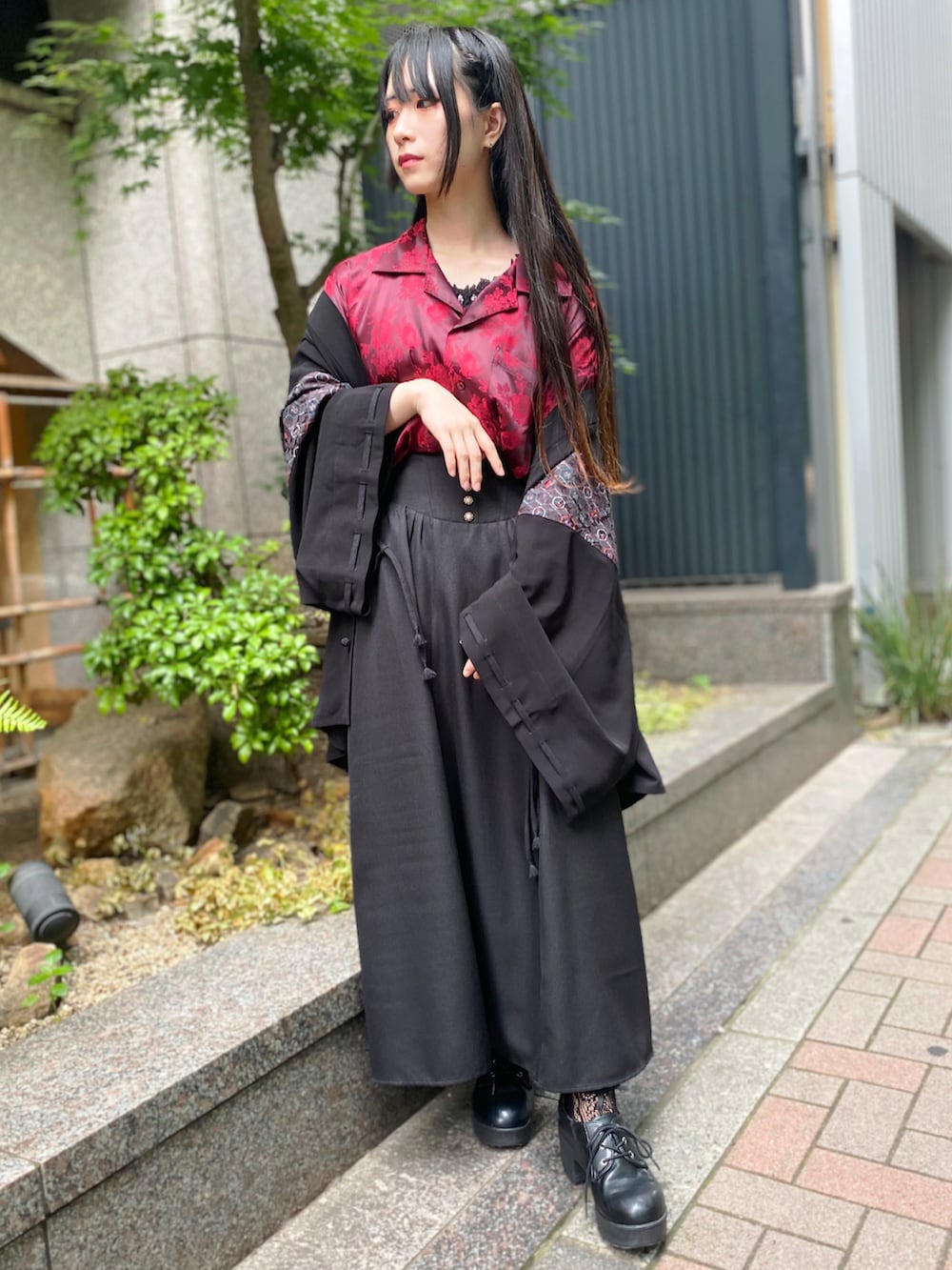 「axes femme、AXES-X、低身長、低身長コーデ、モード、バラ柄、和風、着物袖、開襟シャツ、柄シャツ、和柄、スカート、羽織り、小紋柄、インナー」｜「AXES-Xの花柄ジャカード着物スリーブシャツ（シャツ/ブラウス、レッド系）」を使った、ありさん（レディース・155cm）の夏コーディネートの2枚目の写真