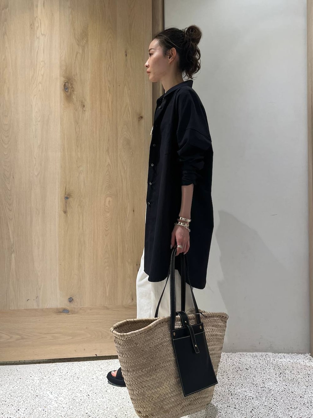 「カジュアル、リラックス、ラフ、女子会、女子ウケ、高見え、フェミニン、旅行、Curensology、着痩せ・細見え、シンプルコーデ、メンズライク、シャツ、オーバーサイズ、楽ちんコーデ」｜「CurensologyのCurensology(カレンソロジー)/シェルタリングテーパードパンツ（その他パンツ、ホワイト系）」を使った、erik97さん（レディース・162cm）の春コーディネートの3枚目の写真