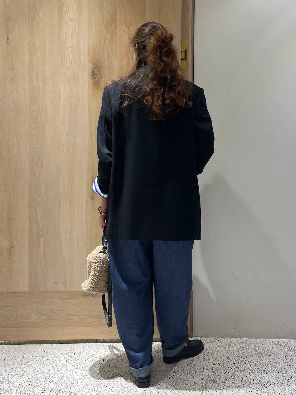 「カジュアル、リラックス、ラフ、女子会、女子ウケ、高見え、フェミニン、旅行、Curensology、着痩せ・細見え、メンズライク、オーバーサイズ、ゆったり、楽ちんコーデ、シンプルコーデ」｜「CurensologyのCurensology(カレンソロジー)/【9/7大草直子さんインスタライブ紹介アイテム】デニムジャンプスーツ（つなぎ/オールインワン、ブルー系）」を使った、erik97さん（レディース・162cm）の秋コーディネートの3枚目の写真