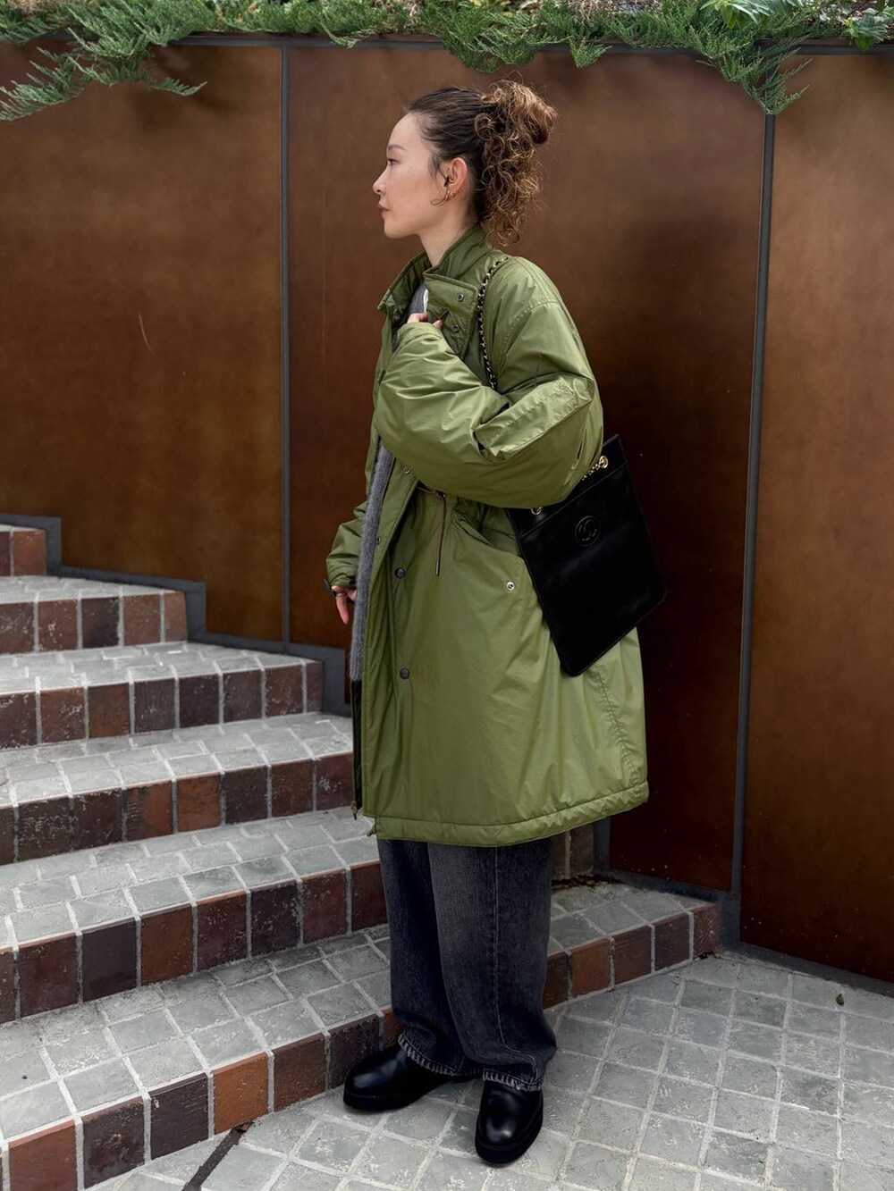 ブラック系のデニムパンツ、グレー系のニット/セーターを着用したレディースの秋コーディネートの2枚目の写真