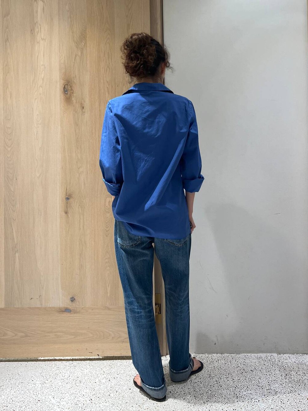 ブルー系のデニムパンツ、ブルー系のシャツ/ブラウス、ホワイト系のニット/セーターを着用したレディースの夏コーディネートの3枚目の写真