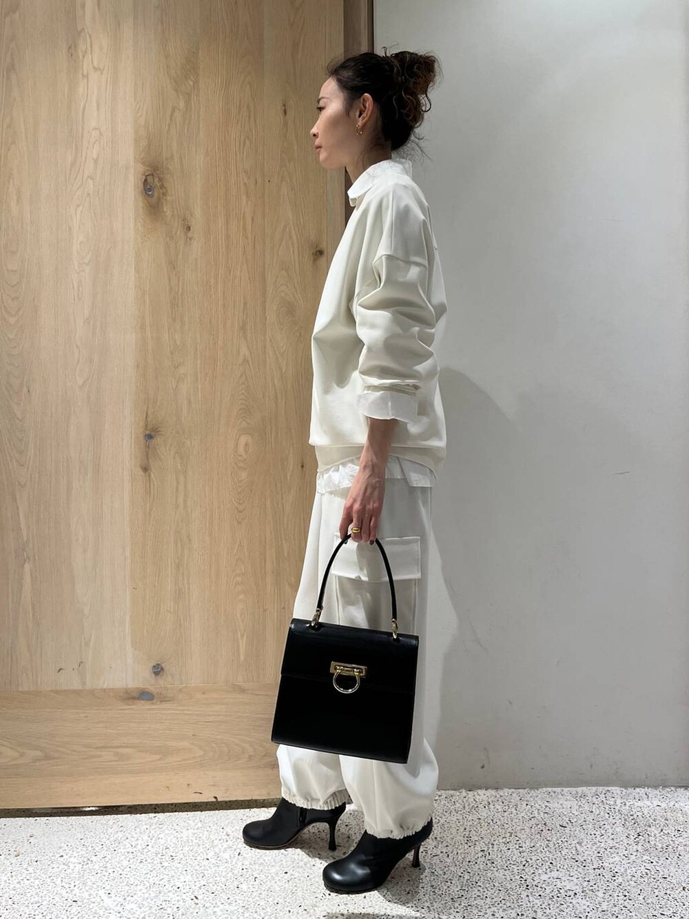 ホワイト系のシャツ/ブラウス、ホワイト系のカーゴパンツ、ホワイト系のスウェットを着用したレディースの秋コーディネートの2枚目の写真