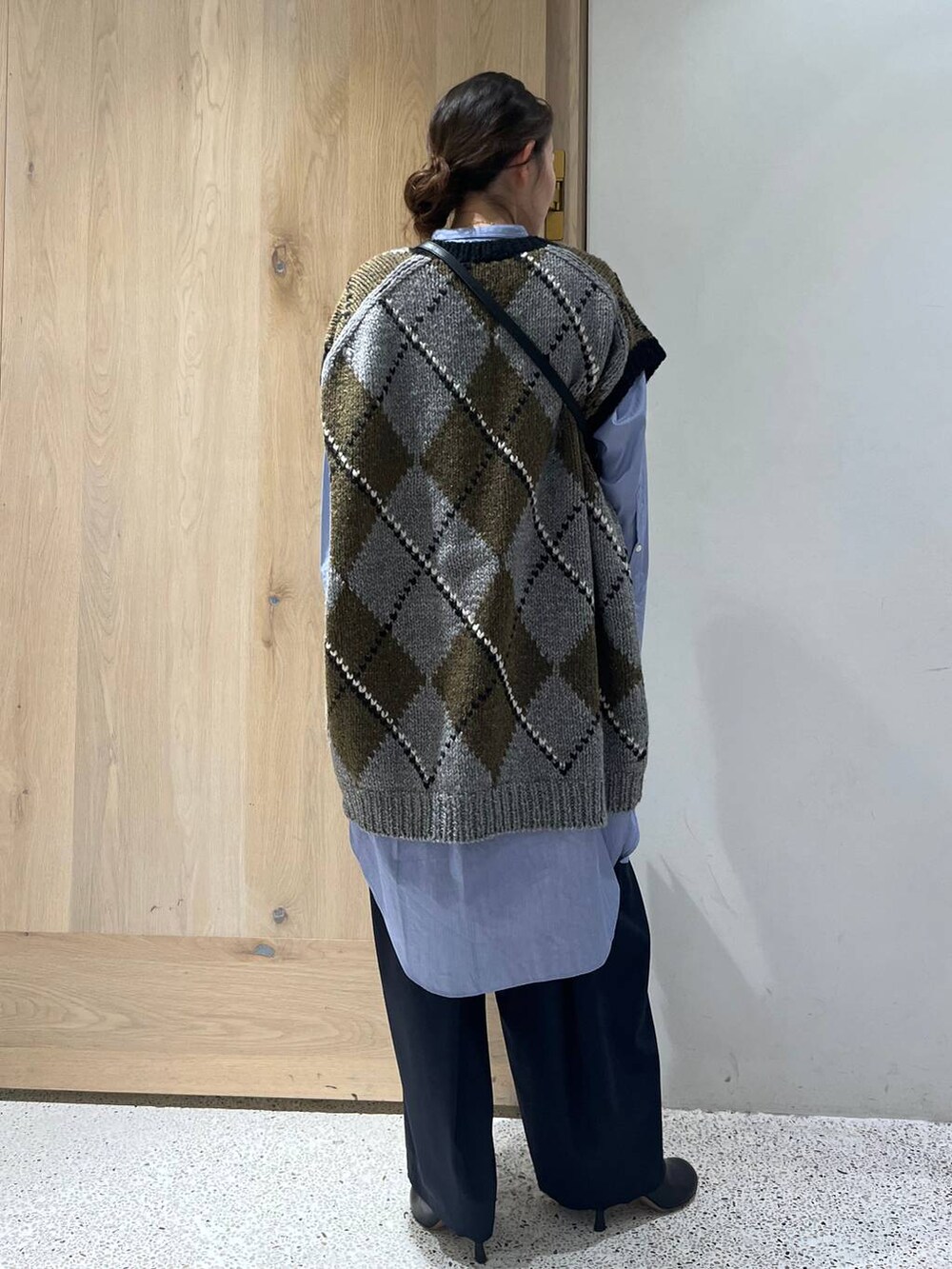 ブルー系のシャツ/ブラウス、ブルー系のその他パンツ、グリーン系のベストを着用したレディースの秋コーディネートの3枚目の写真