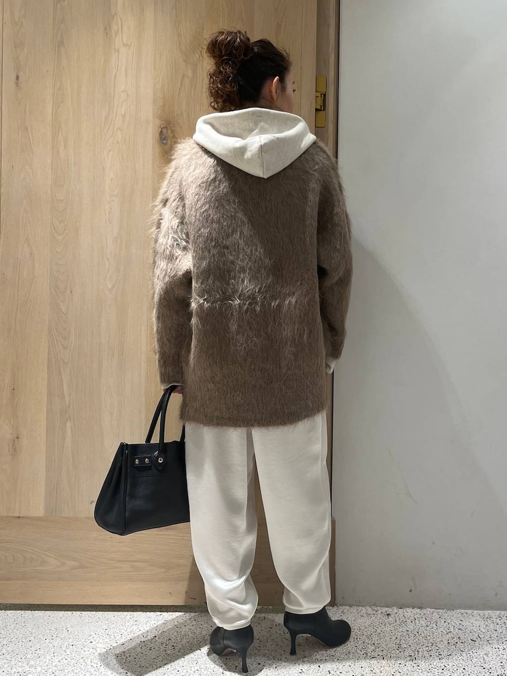 ベージュ系のカーディガン/ボレロ、ホワイト系のTシャツ/カットソー、ホワイト系のパーカーを着用したレディースの秋コーディネートの3枚目の写真