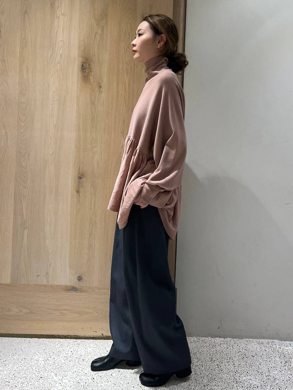 グレー系のその他パンツ、ピンク系のニット/セーターを着用したレディースの冬コーディネートの2枚目の写真