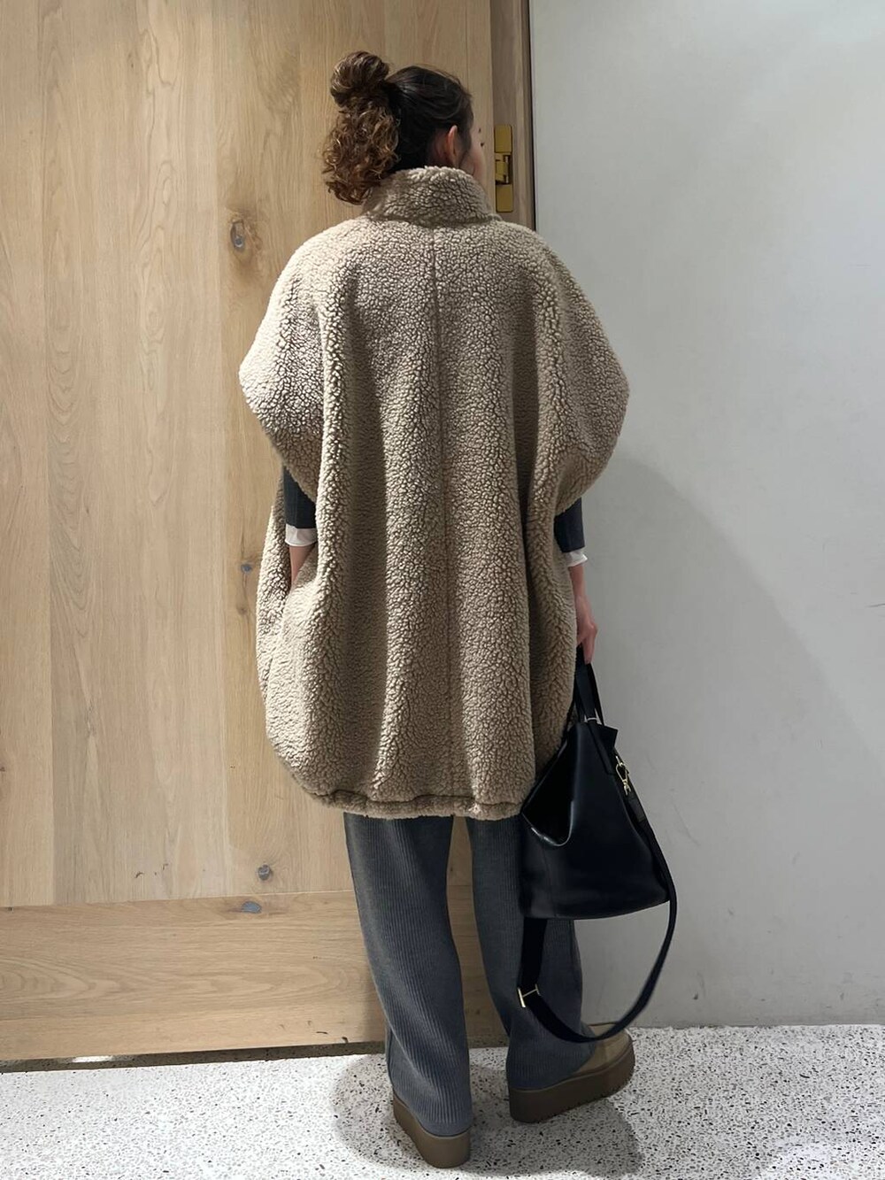 ベージュ系のブルゾン、グレー系のその他パンツ、グレー系のニット/セーターを着用したレディースの秋コーディネートの4枚目の写真