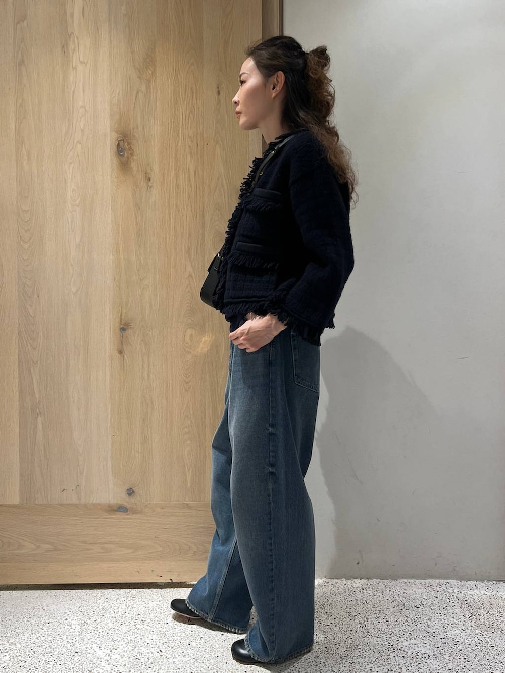 ブルー系のデニムパンツ、ブルー系のTシャツ/カットソー、ブルー系のカーディガン/ボレロを着用したレディースの秋コーディネートの2枚目の写真